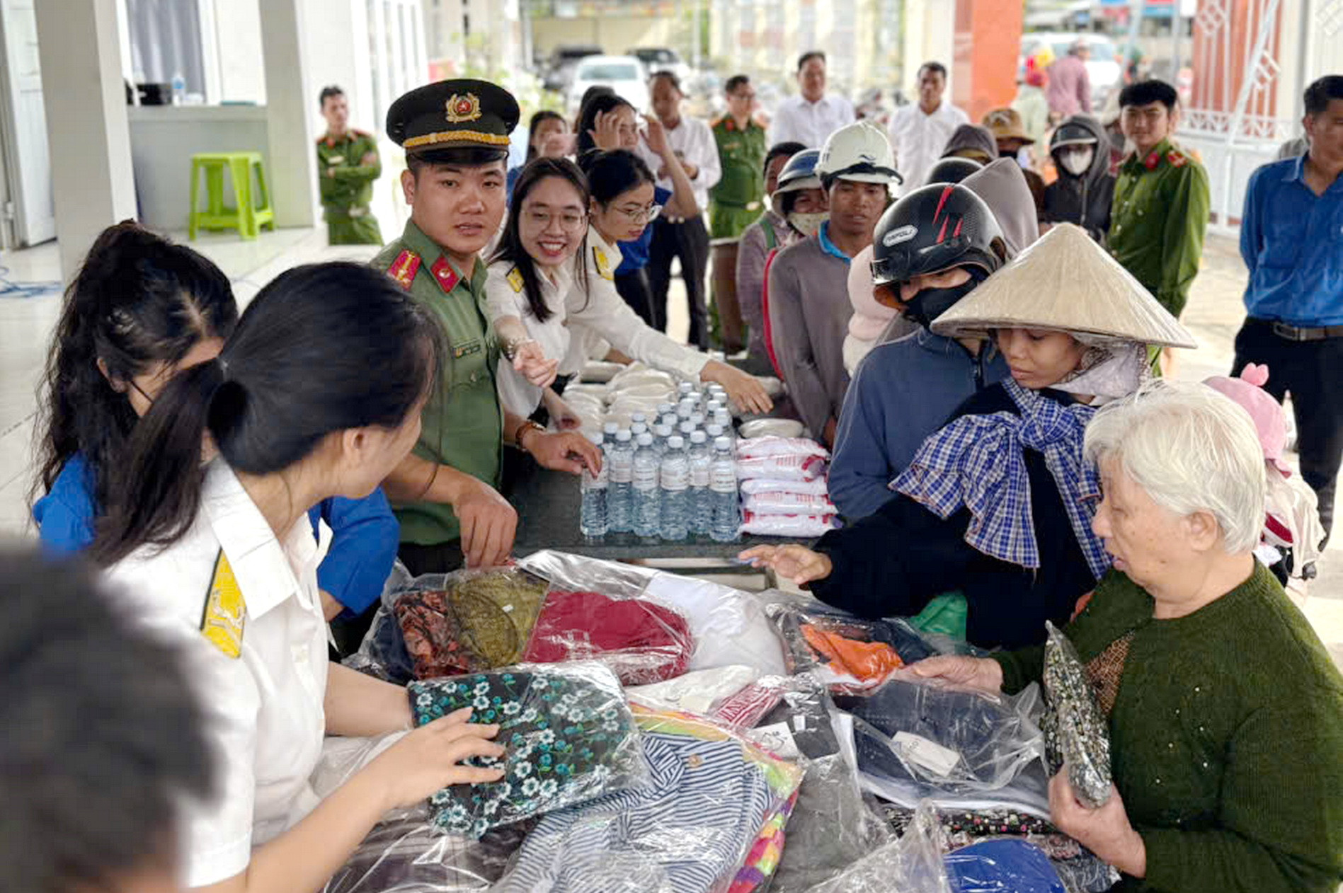  Khởi động mô hình “Cửa hàng 0 đồng” của Công an xã Công Hải -0