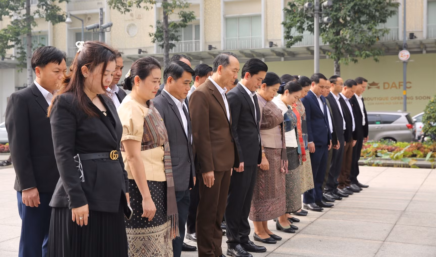 Đoàn đại biểu Chính quyền tỉnh Hủa Phăn (CHDCND Lào) dâng hoa Tượng đài Chủ tịch Hồ Chí Minh -4