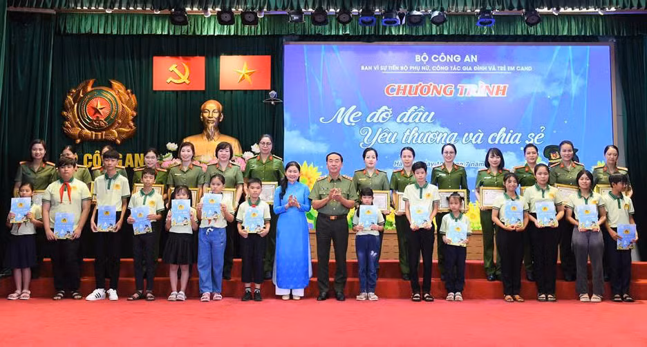 Phụ nữ CAND tiên phong gương mẫu cùng lực lượng CAND vững bước tiến vào kỷ nguyên mới -0