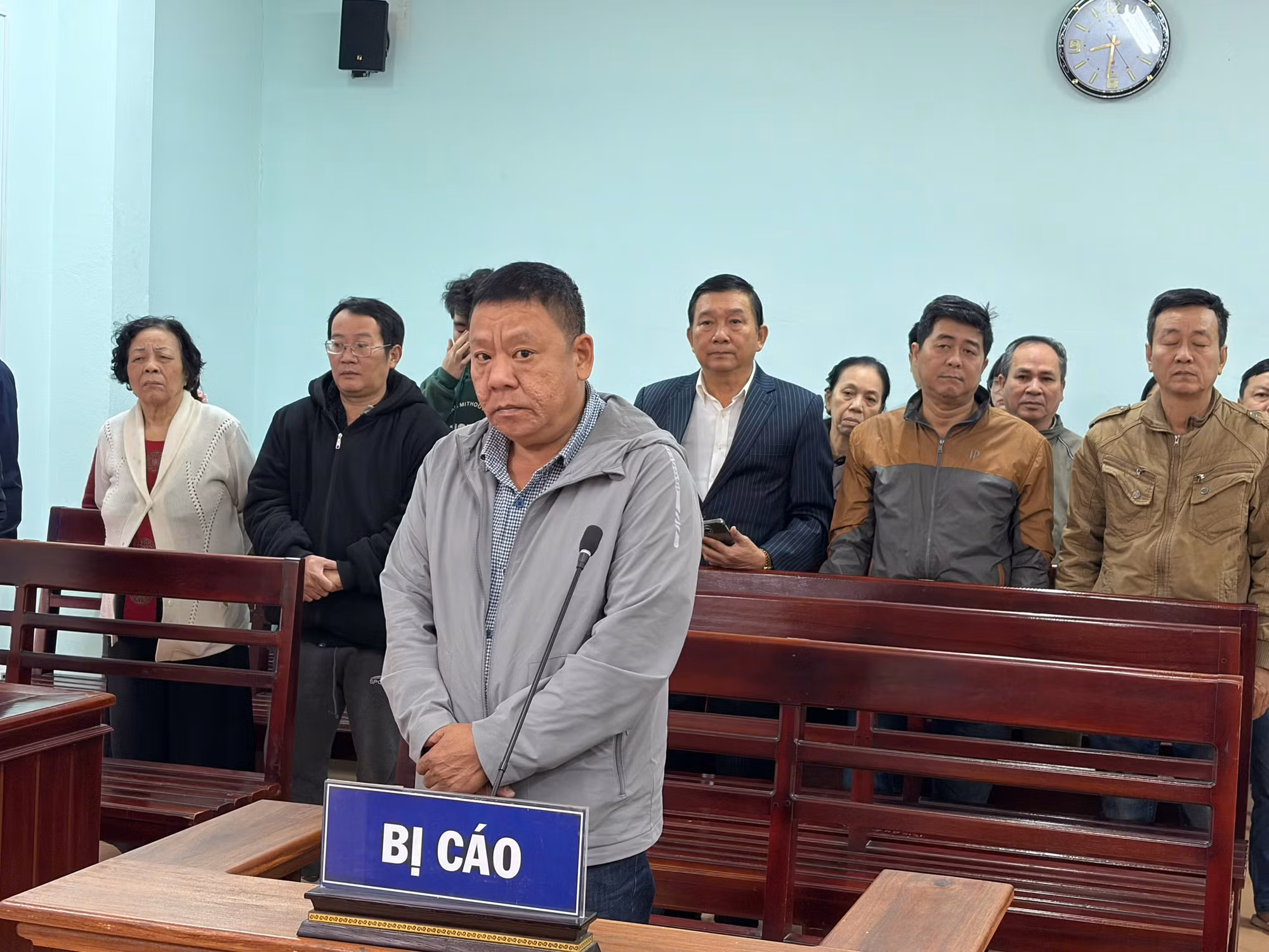 Tạt xăng vào hàng xóm nhằm đe dọa giết người -0