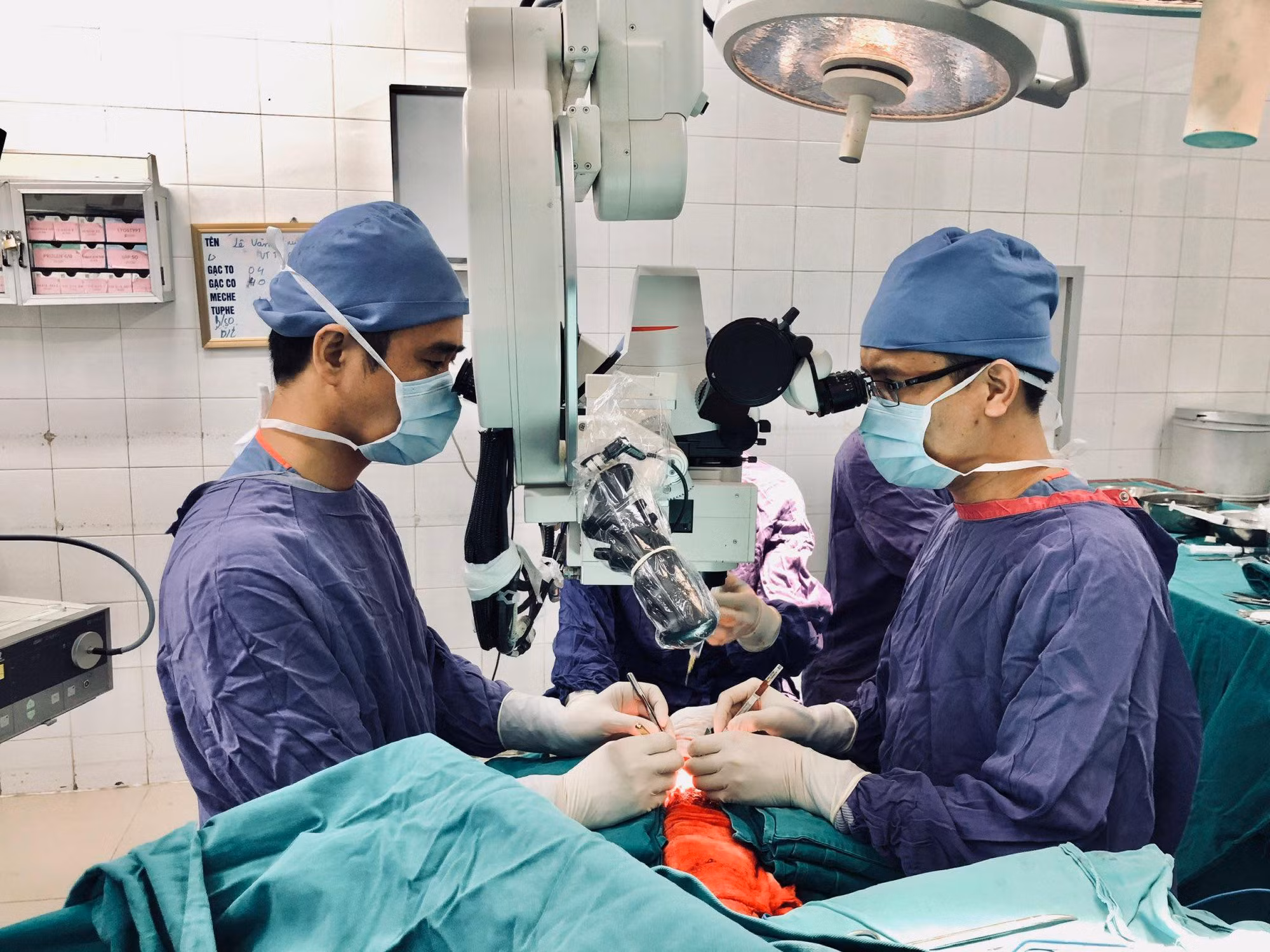 Nối lại toàn bộ da đầu, hai tai, mí mắt bị đứt rời cho nữ công nhân -0