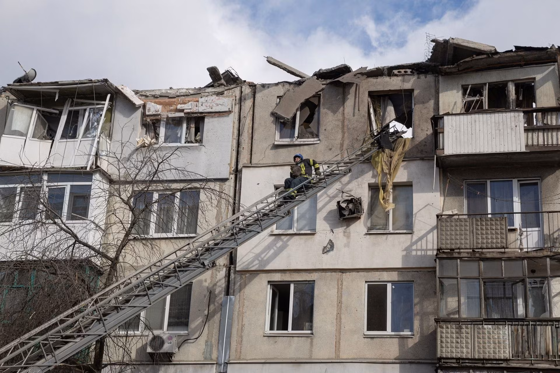 Ukraine tuyên bố bắn hạ khí cầu do thám của Nga -0