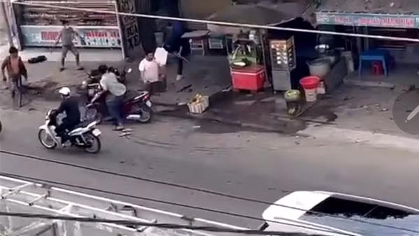 Chém 2 người thương vong từ va quệt giao thông