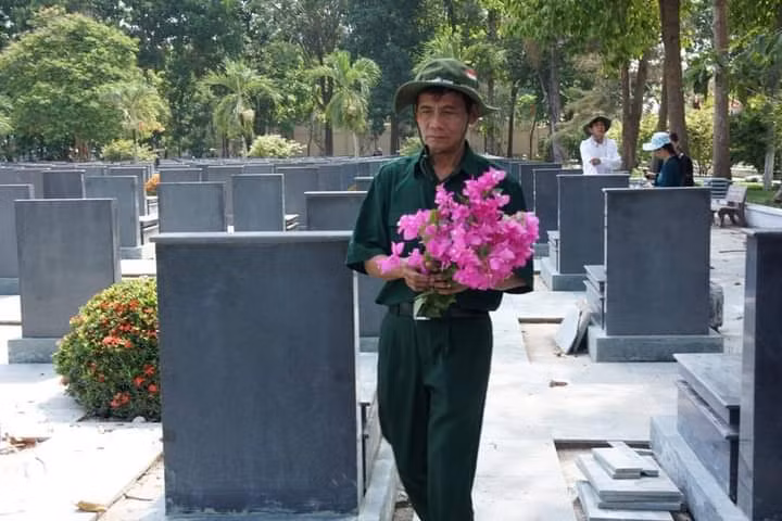 Những đóa hoa sen gửi về quá khứ -0
