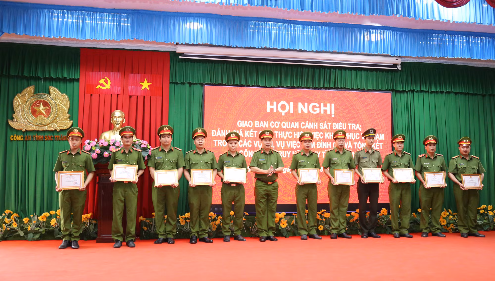 Nhiều tập thể, cá nhân được khen thưởng trong điều tra và truy nã tội phạm -0