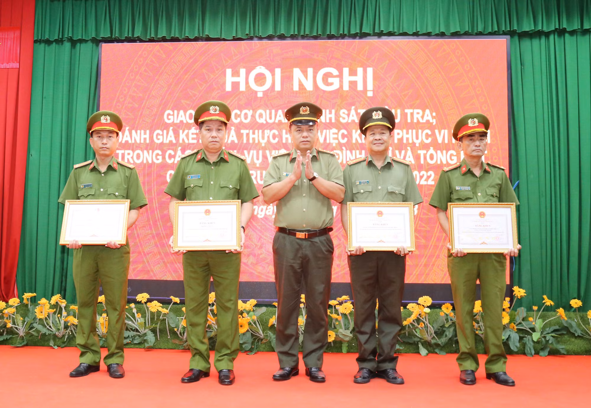 Nhiều tập thể, cá nhân được khen thưởng trong điều tra và truy nã tội phạm -0