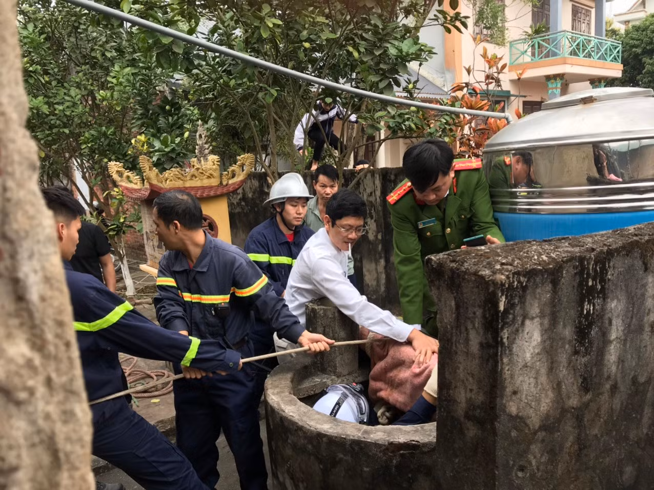 Cảnh sát phòng cháy giải cứu người đàn ông rơi xuống giếng sâu 15 m -0