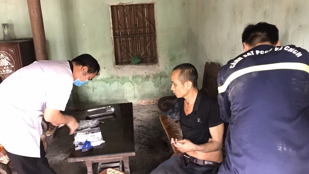 Cảnh sát phòng cháy giải cứu người đàn ông rơi xuống giếng sâu 15 m -0