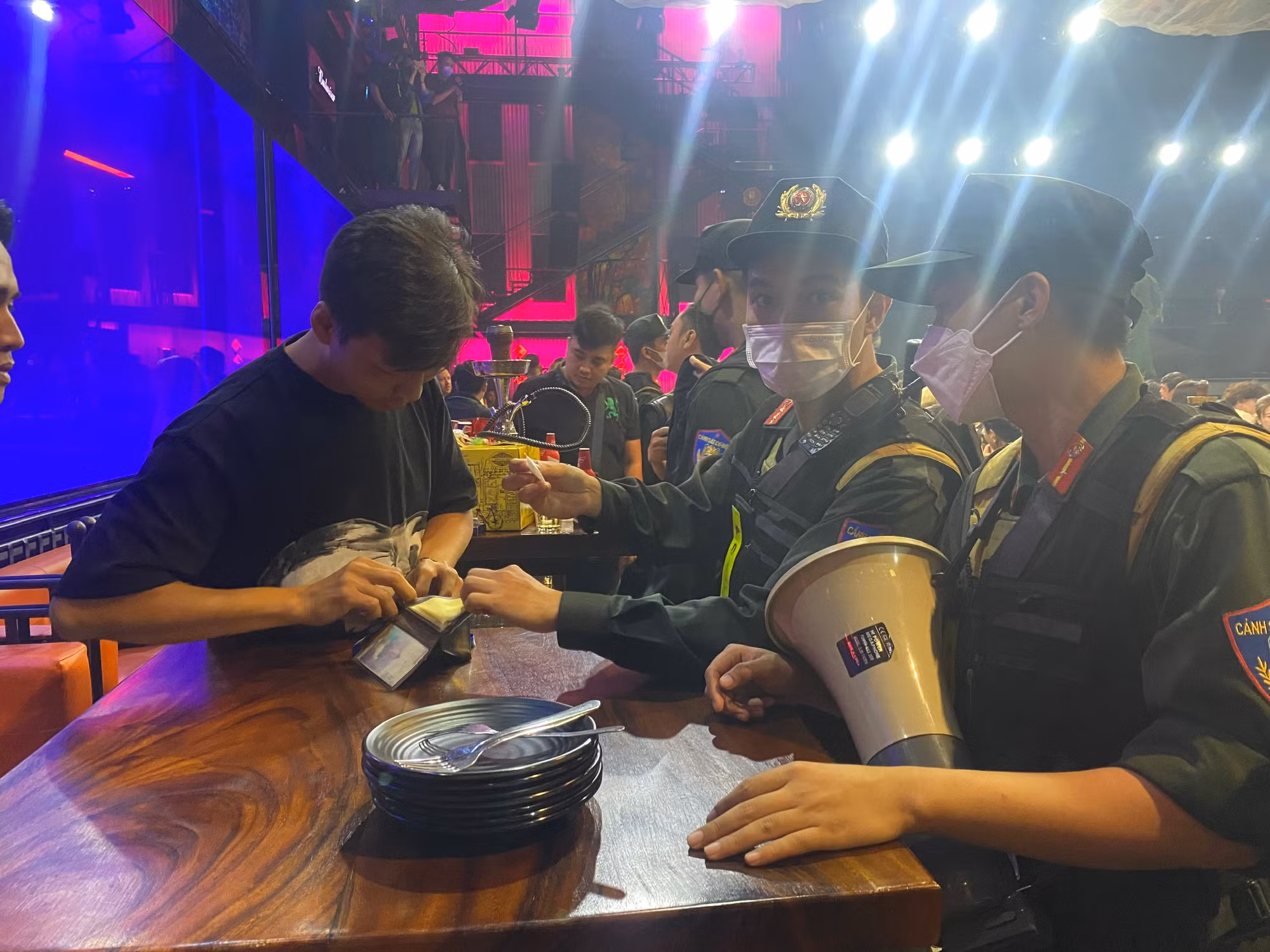Quán bar, vũ trường: Cứ kiểm tra là ra… vi phạm? -0