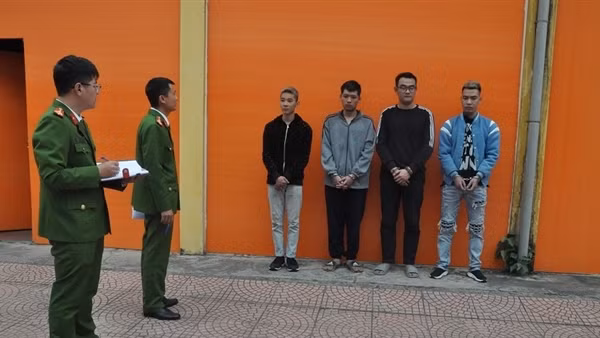 Mua cỏ Mỹ về trộn thêm thuốc lào rồi rao bán