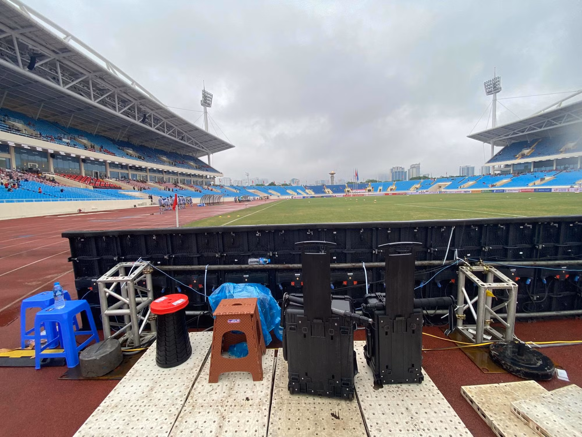 CĐV đội mưa đến sân Mỹ Đình -0