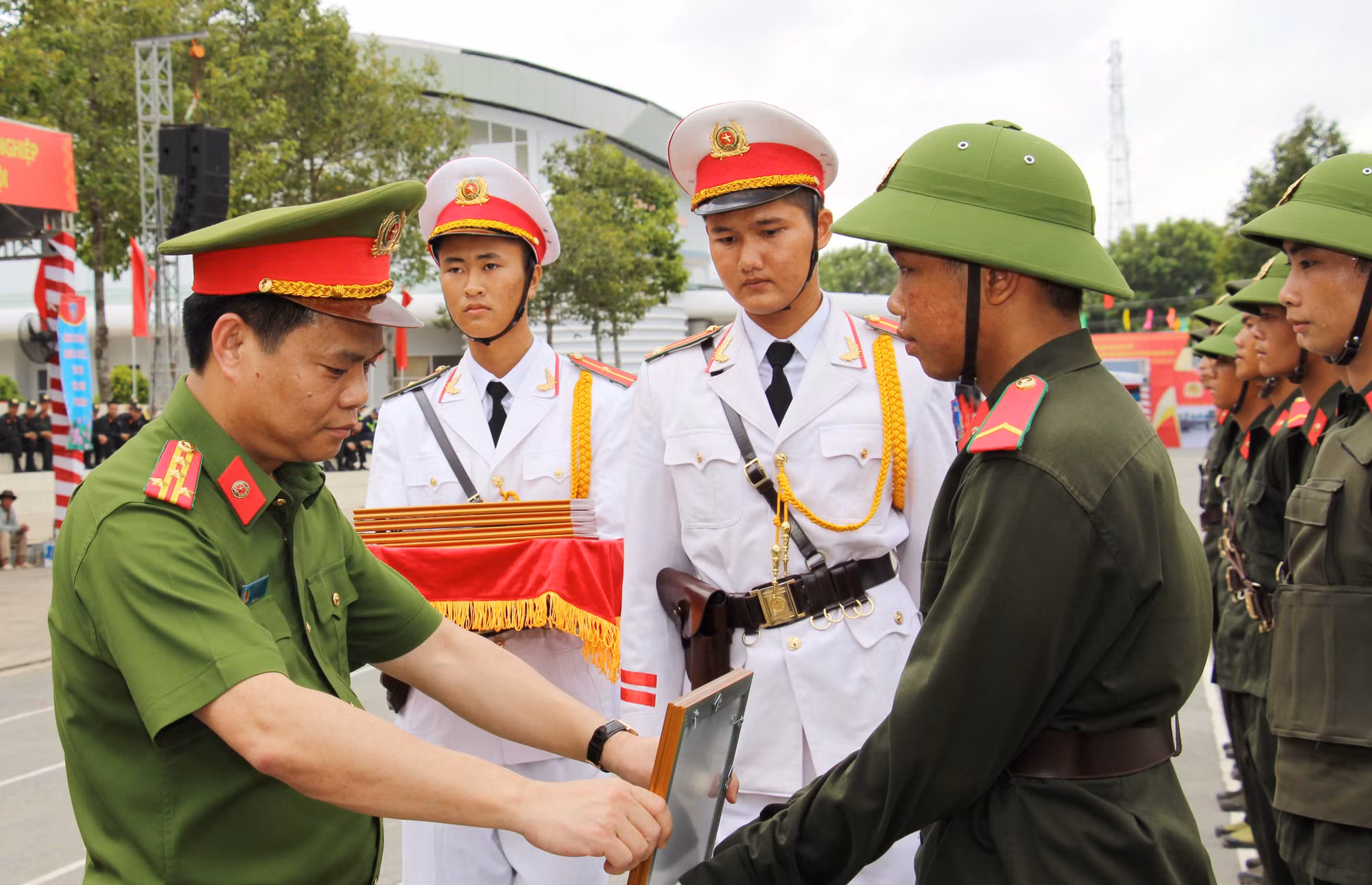 Thứ trưởng Nguyễn Văn Long dự Lễ bế giảng khóa huấn luyện công dân thực hiện nghĩa vụ tham gia CAND -0