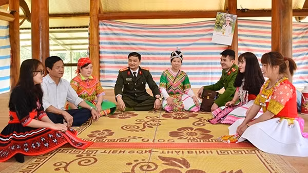 Bí thư chi bộ người Mông quy tụ sự đoàn kết, lao động giỏi