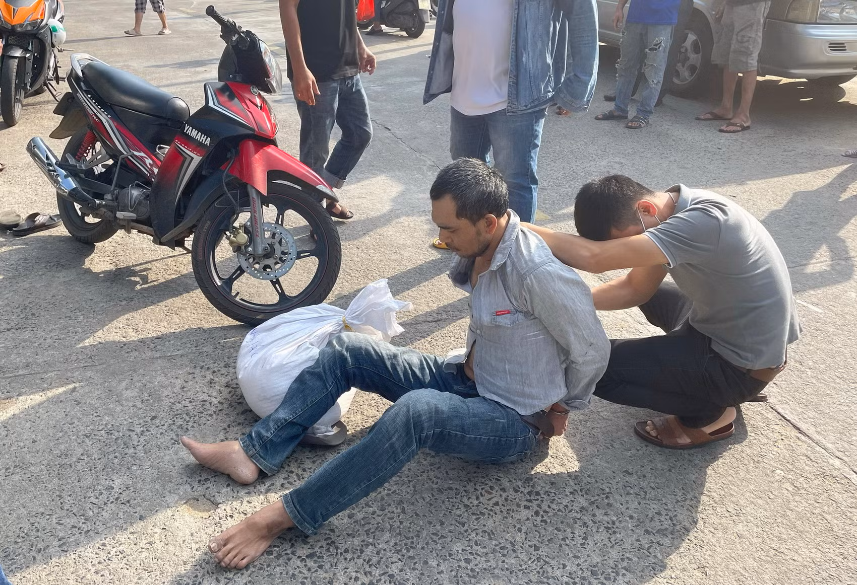 Vừa mới nhận heroin gửi theo xe khách thì bị bắt quả tang -0