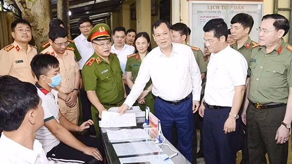 Lãnh đạo Bộ Công an&nbsp;kiểm tra công tác giam giữ và cấp đăng ký xe