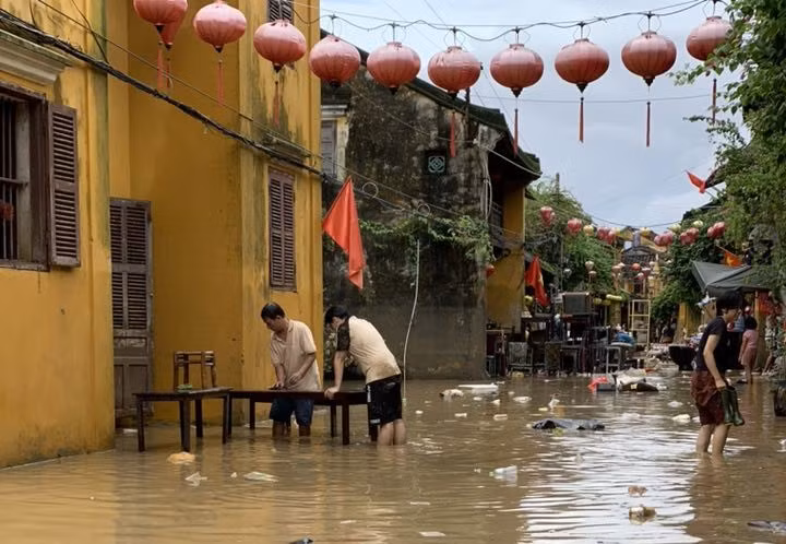 “Nước rút đến đâu, dọn đến đó” – Hội An đồng lòng khôi phục phố Cố sau lũ dữ -1