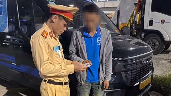 CSGT phát hiện tài xế Limousine dương tính ma túy vẫn lái xe đi đón khách
