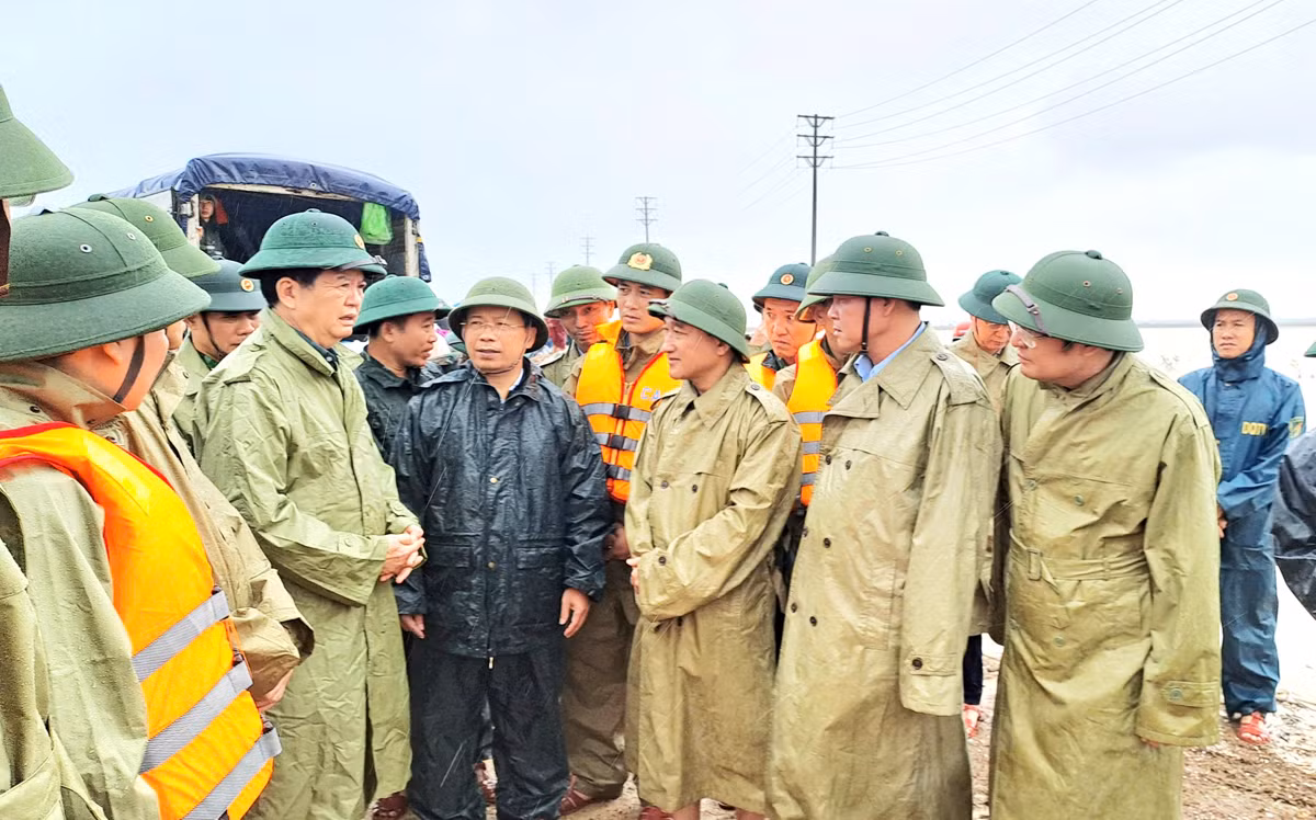 Phó Thủ tướng Mai Văn Chính kiểm tra, chỉ đạo công tác ứng phó mưa lũ tại Hà Tĩnh -0