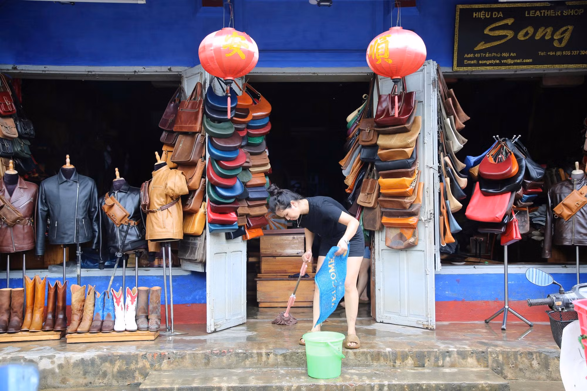 “Nước rút đến đâu, dọn đến đó” – Hội An đồng lòng khôi phục phố Cố sau lũ dữ -0