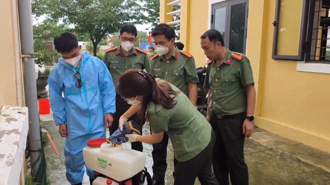 Cục Y tế, Bệnh viện 199 Bộ Công an và Công an TP Huế phun khử khuẩn, làm sạch môi trường sau mưa lũ -0