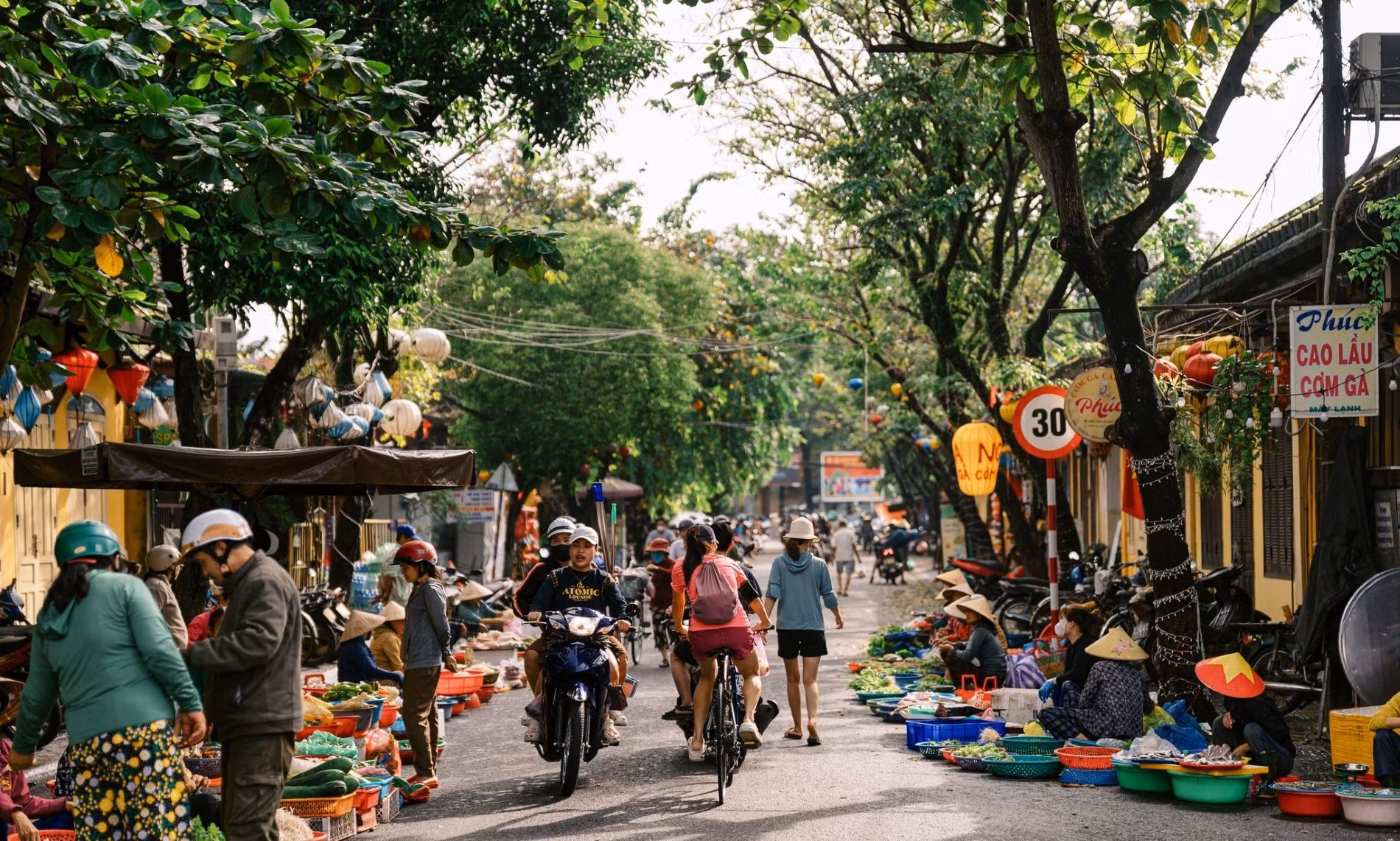 “Nước rút đến đâu, dọn đến đó” – Hội An đồng lòng khôi phục phố Cố sau lũ dữ -0
