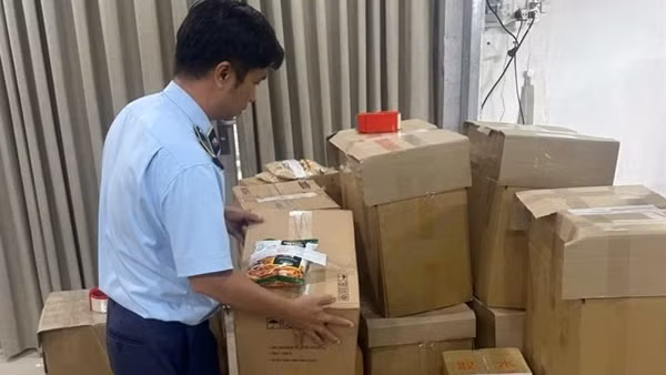 TP Hồ Chí Minh: Phát hiện hơn 1.000 sản phẩm thực phẩm “ba không”