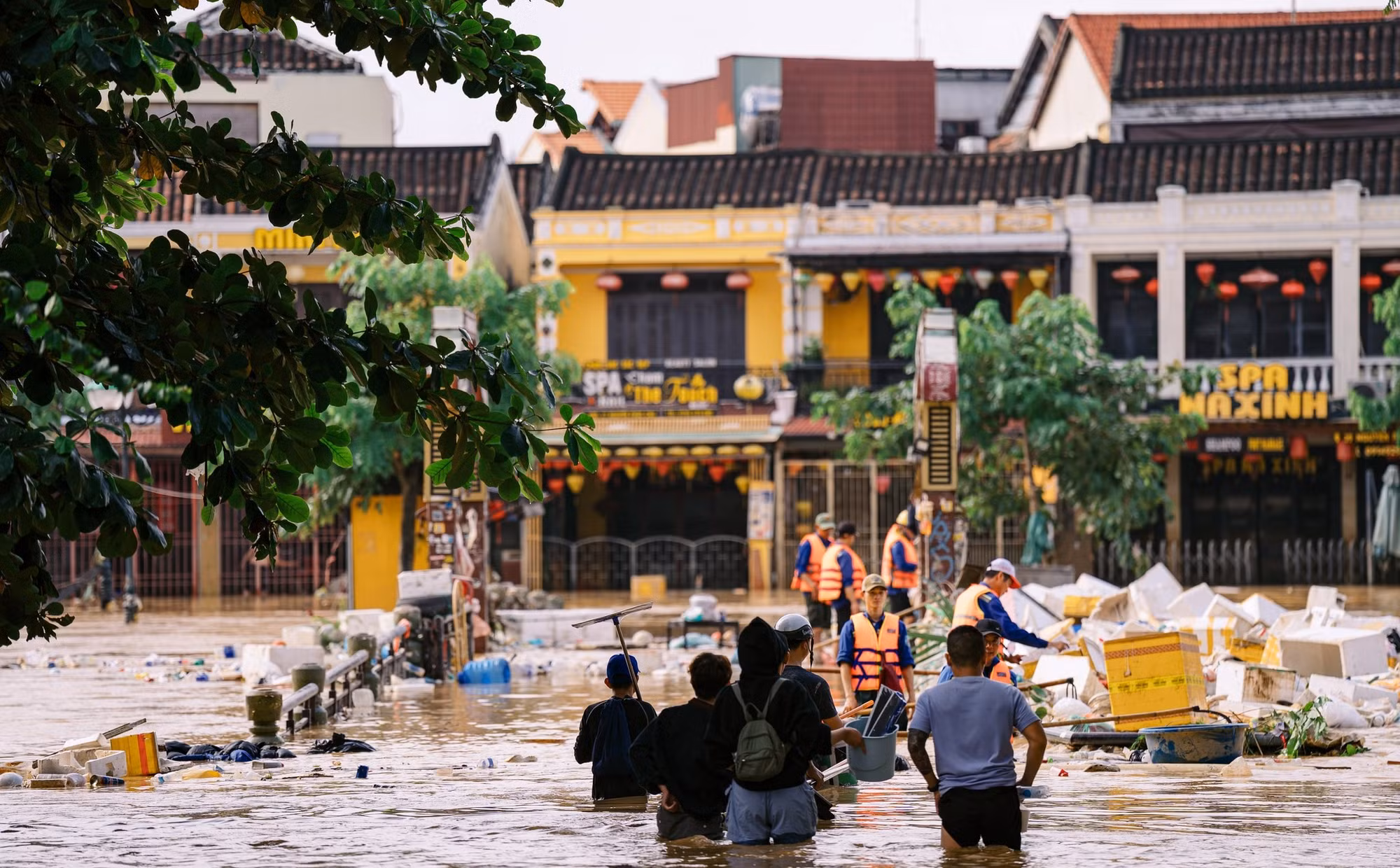 “Nước rút đến đâu, dọn đến đó” – Hội An đồng lòng khôi phục phố Cố sau lũ dữ -1