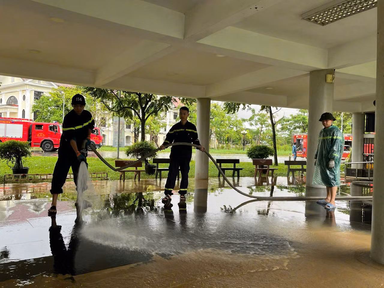 Công an TP Huế dồn toàn lực “chia lửa” cùng cơ sở khắc phục hậu quả mưa lũ -0
