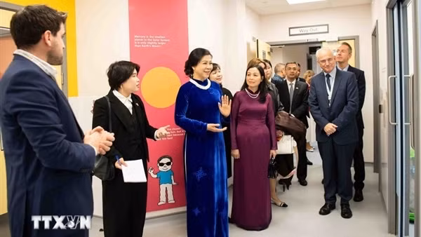 Phu nhân Tổng Bí thư Ngô Phương Ly thăm Bệnh viện Nhi Evelina London