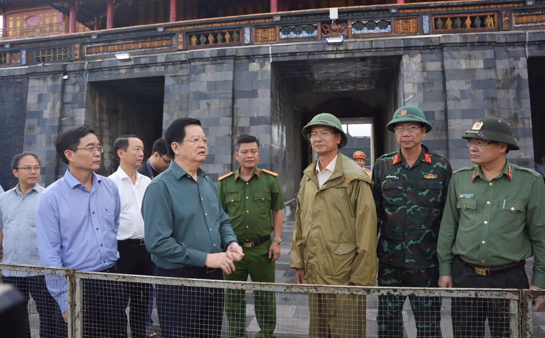 Phó Thủ tướng Mai Văn Chính kiểm tra công tác khắc phục mưa lũ tại Di tích Huế -0