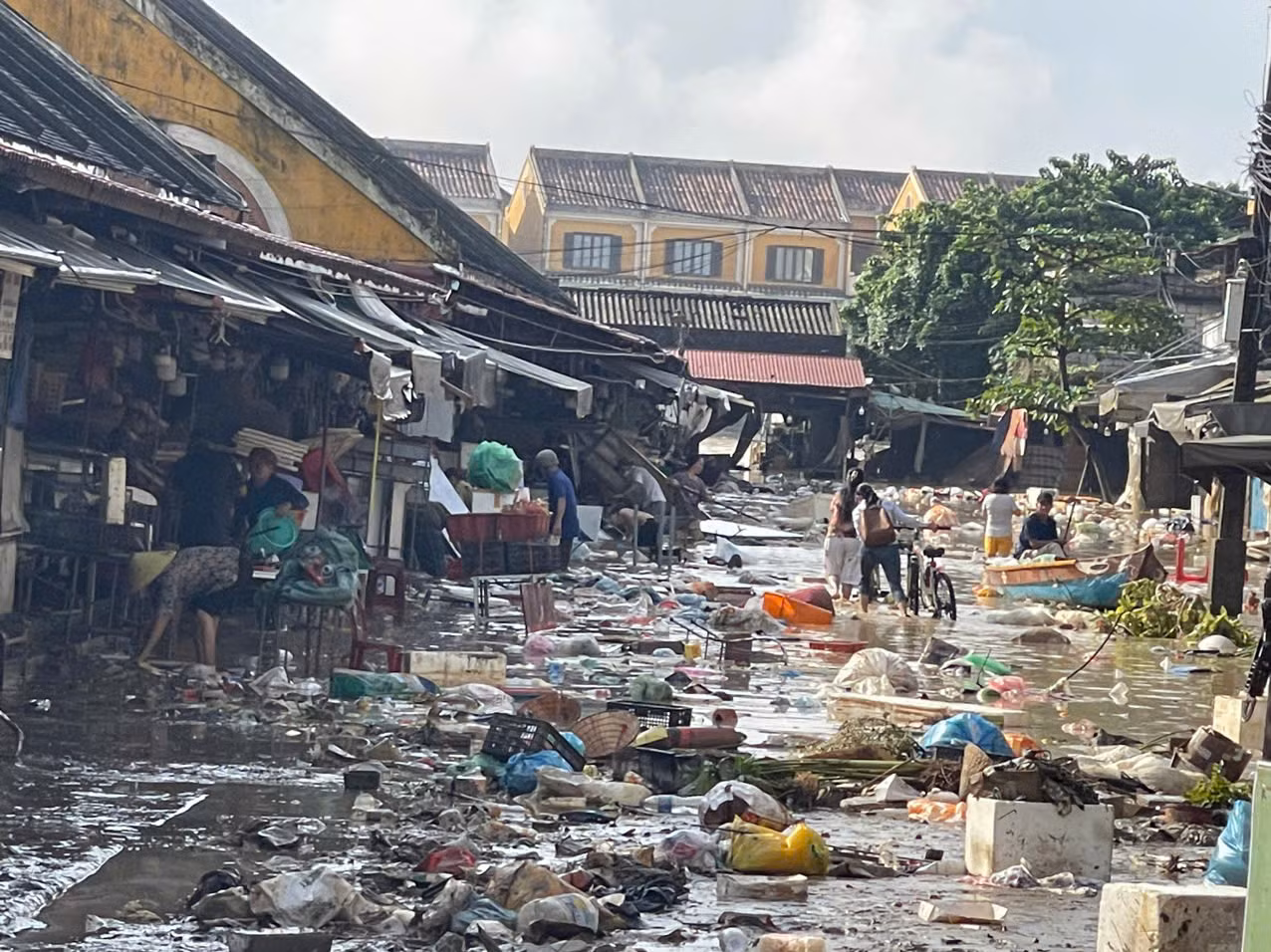“Nước rút đến đâu, dọn đến đó” – Hội An đồng lòng khôi phục phố Cố sau lũ dữ -5
