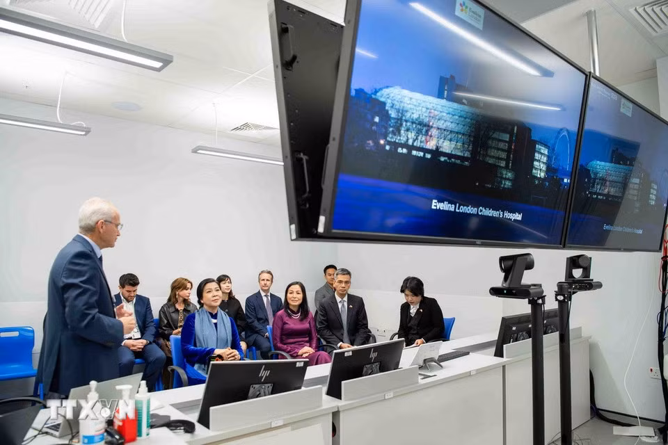 Phu nhân Tổng Bí thư Ngô Phương Ly thăm Bệnh viện Nhi Evelina London -1