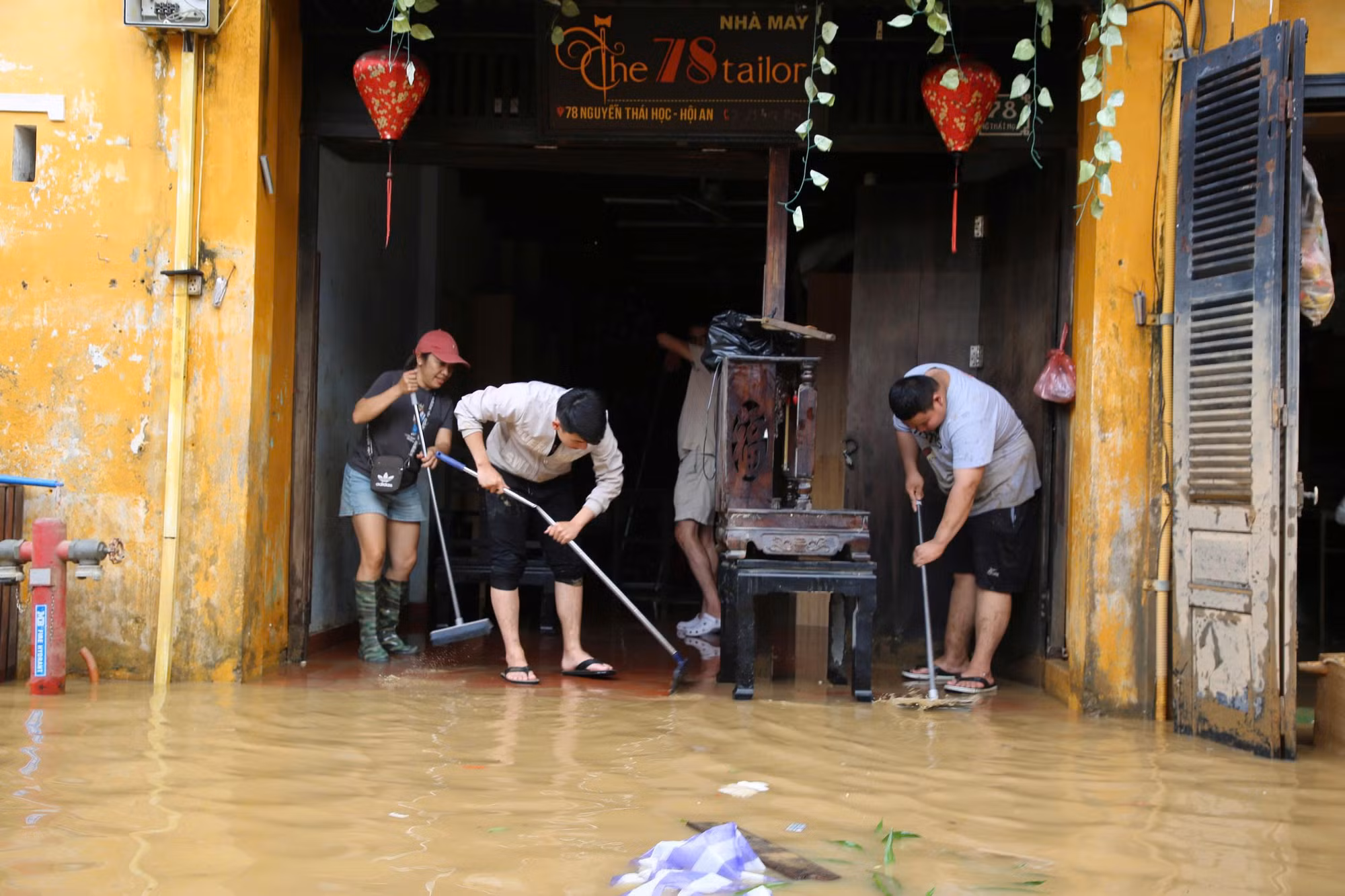 “Nước rút đến đâu, dọn đến đó” – Hội An đồng lòng khôi phục phố Cố sau lũ dữ -1