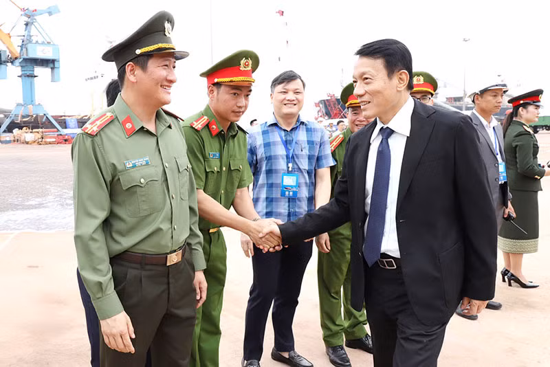 Giữ bình yên để “trái tim kinh tế” Vũng Áng phát triển -0