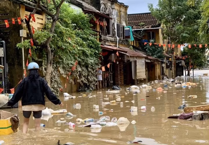 “Nước rút đến đâu, dọn đến đó” – Hội An đồng lòng khôi phục phố Cố sau lũ dữ -2