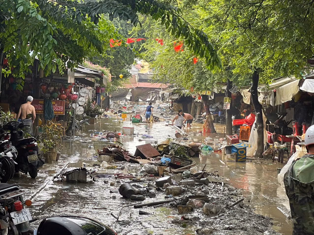 “Nước rút đến đâu, dọn đến đó” – Hội An đồng lòng khôi phục phố Cố sau lũ dữ -3