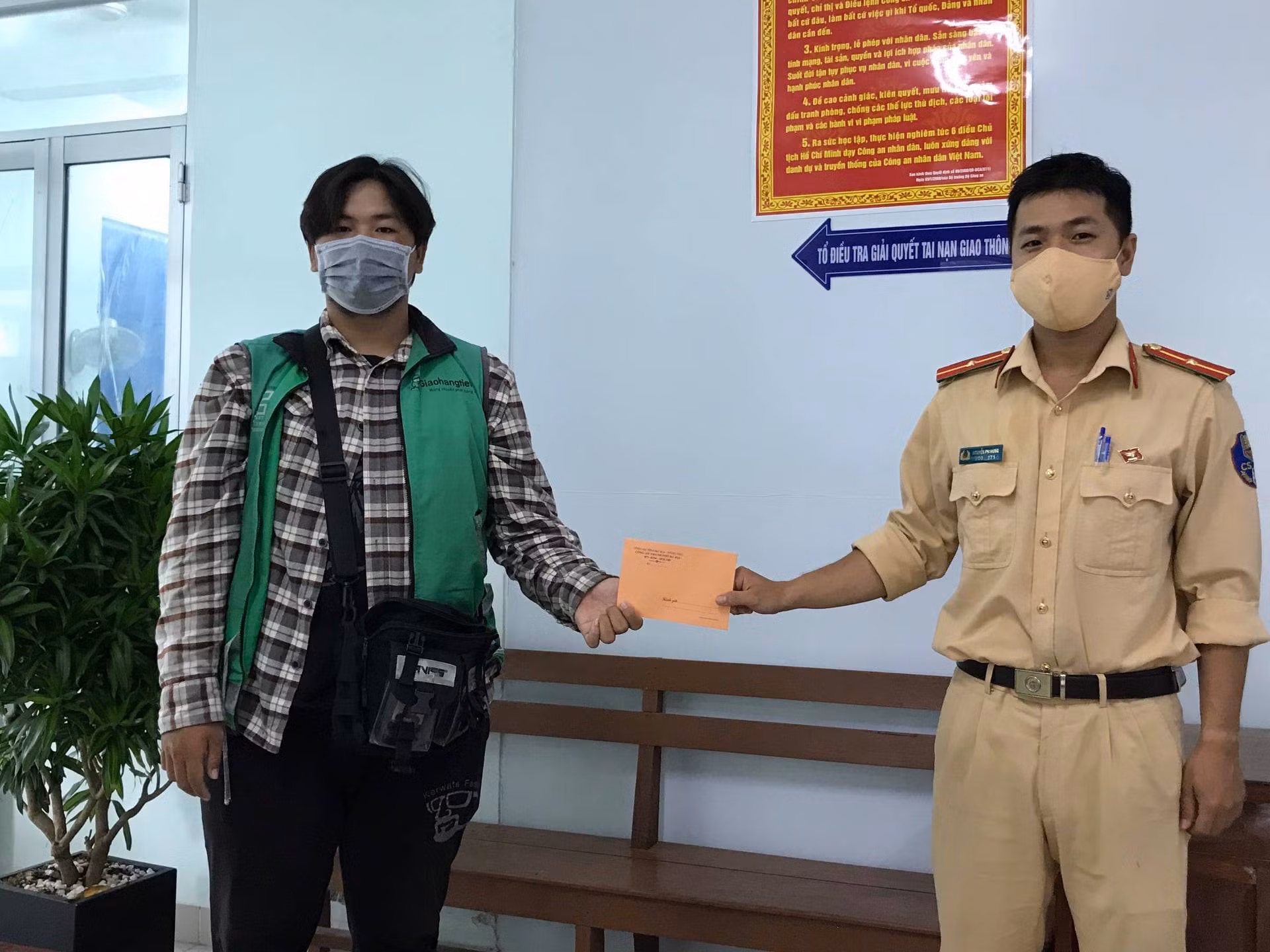 Cảnh sát giao thông trao trả tiền đánh rơi cho người dân -0