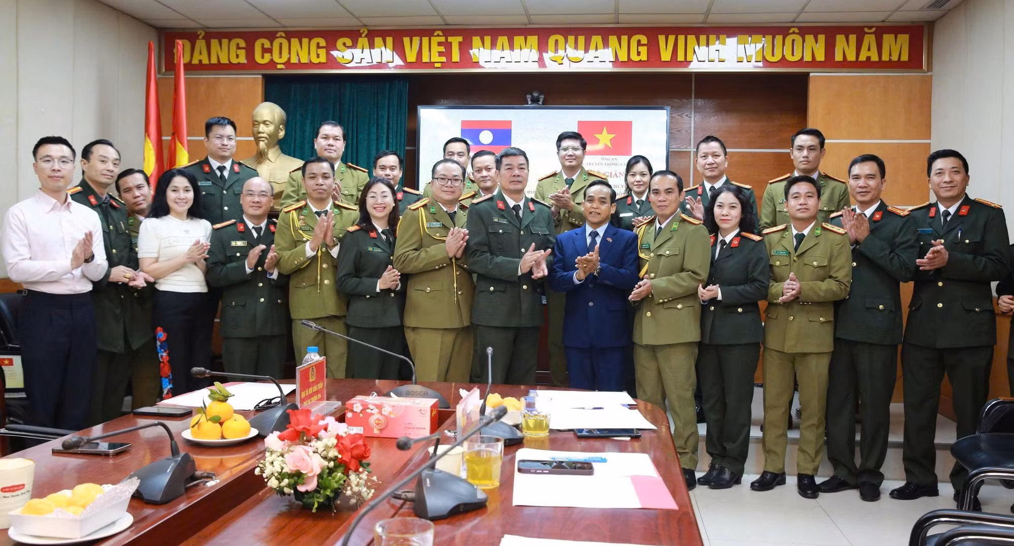Bế giảng lớp bồi dưỡng chuyên đề báo chí truyền thông CAND cho cán bộ Công an Lào -0
