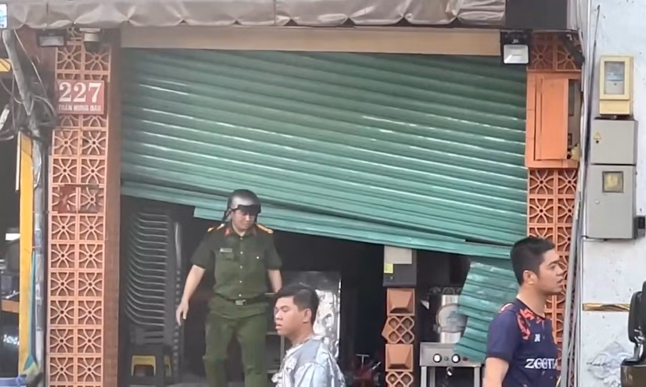 Vụ cháy quán bún ốc khiến 4 người tử vong: Tòa nhà làm quán ăn bị bít bùng, không lối thoát hiểm -1