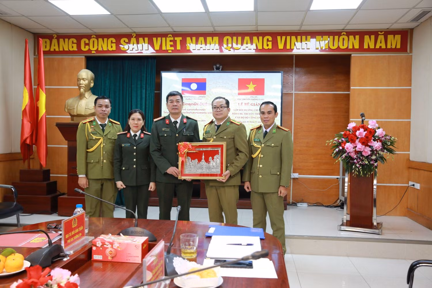 Bế giảng lớp bồi dưỡng chuyên đề báo chí truyền thông CAND cho cán bộ Công an Lào -0