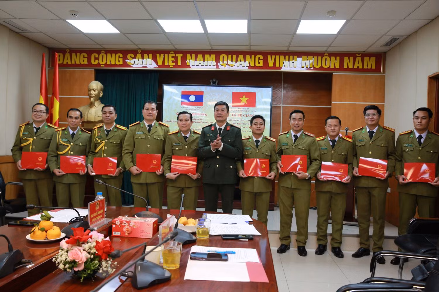 Bế giảng lớp bồi dưỡng chuyên đề báo chí truyền thông CAND cho cán bộ Công an Lào -0
