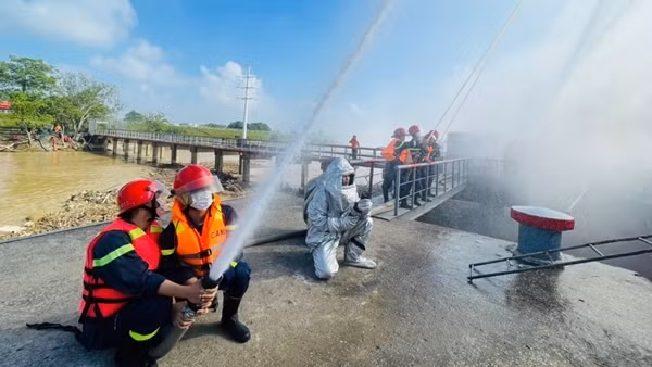 Nhiều phương tiện hiện đại diễn tập chữa cháy tàu chở xăng dầu