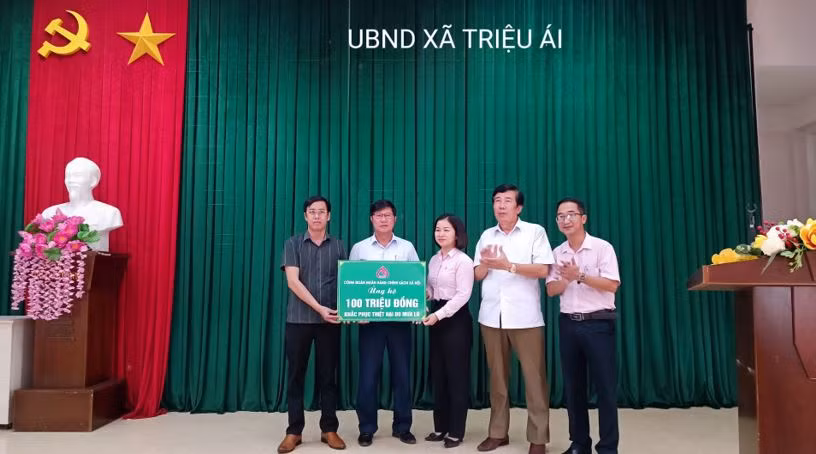 Mưa lũ chưa qua, tình người đã tới -0