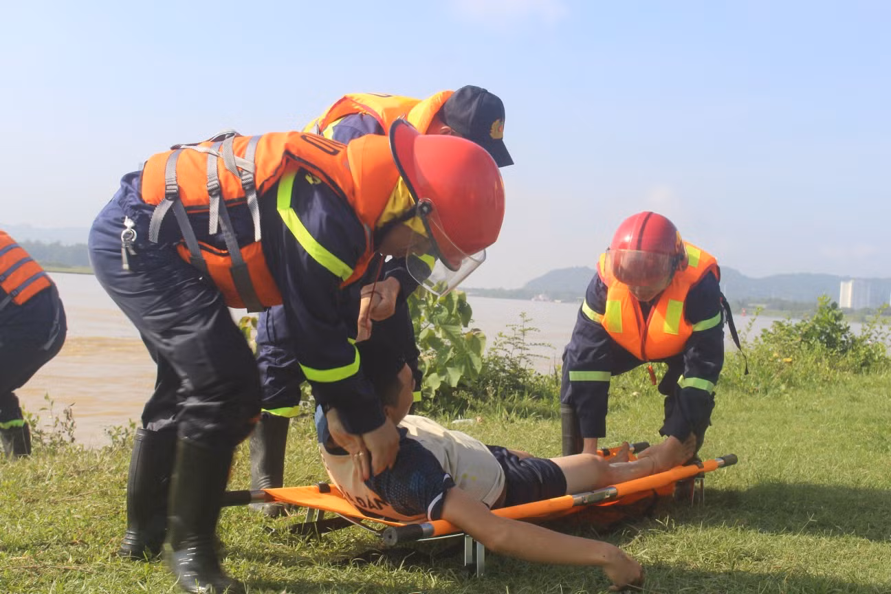 Huy động nhiều phương tiện hiện đại tham gia diễn tập chữa cháy tàu chở xăng dầu -0
