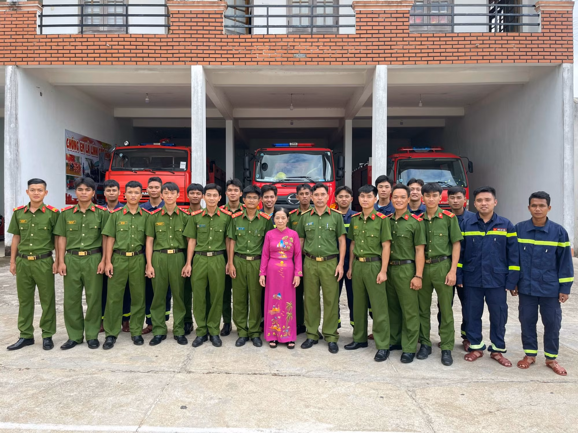 Những người hùng trên mặt trận nóng bỏng -0