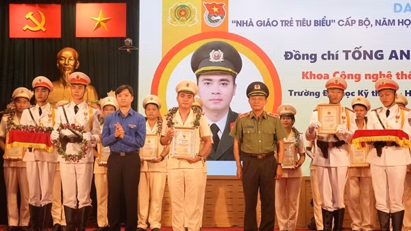 Tổng kết công tác Đoàn, tuyên dương nhà giáo, sinh viên tiêu biểu trong CAND
