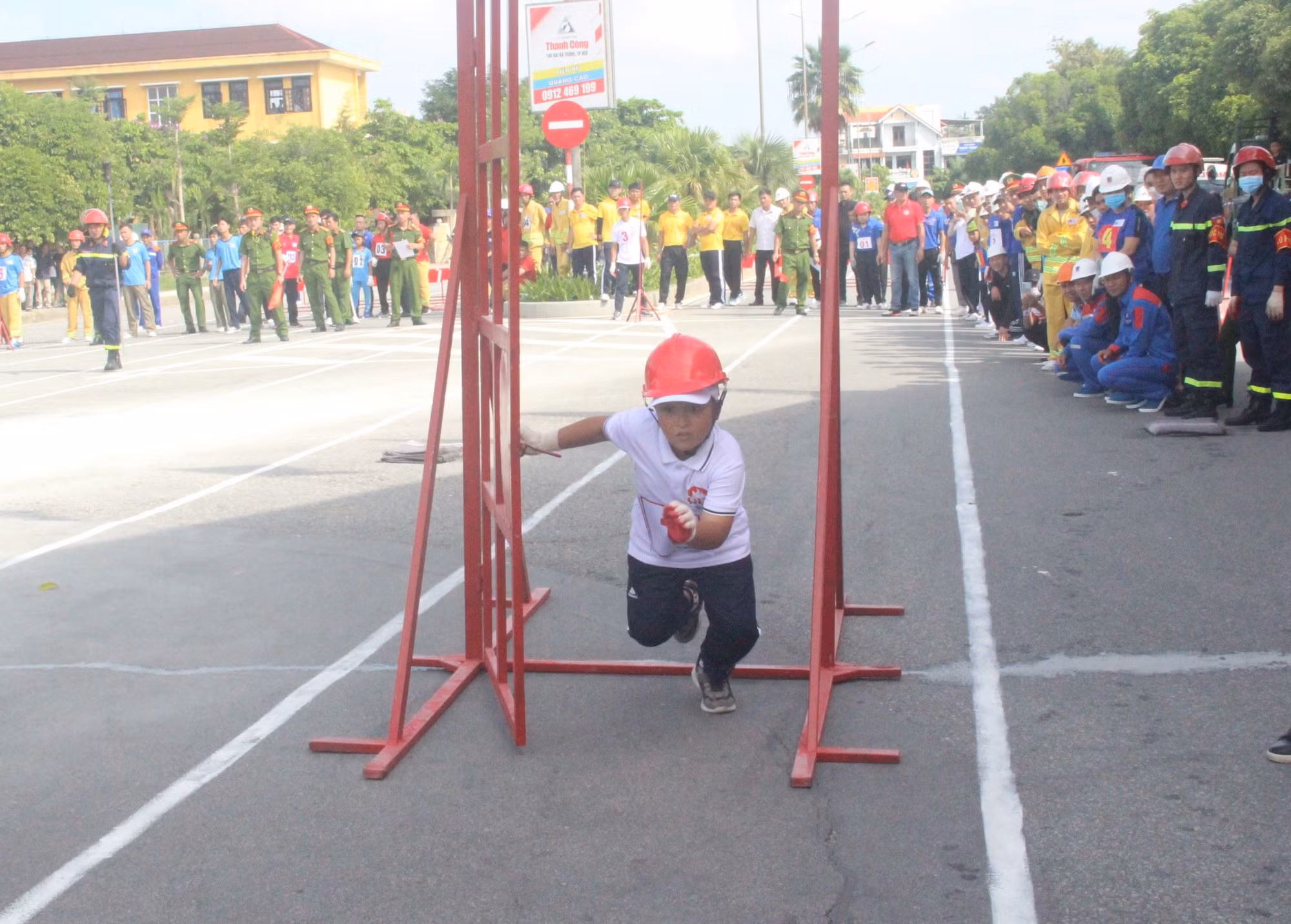 Ấn tượng các vận động viên “nhí” tranh tài tại Hội thao nghiệp vụ chữa cháy và cứu nạn, cứu hộ -1