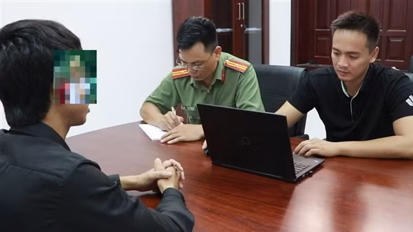 Kẻ lừa đảo có biệt tài cho con mồi "leo dây"