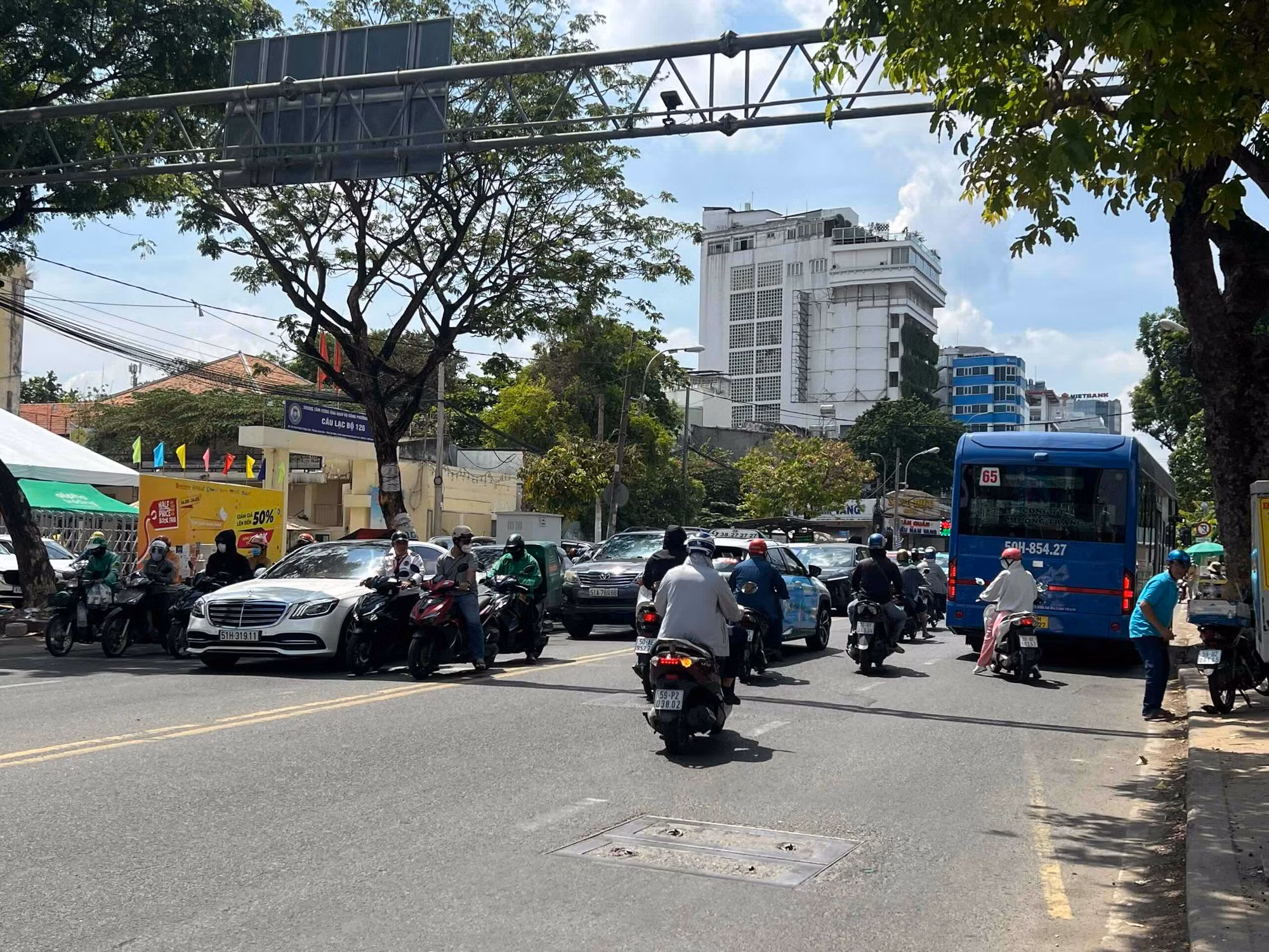 TP Hồ Chí Minh triển khai hàng loạt giải pháp kéo giảm ùn tắc giao thông -0