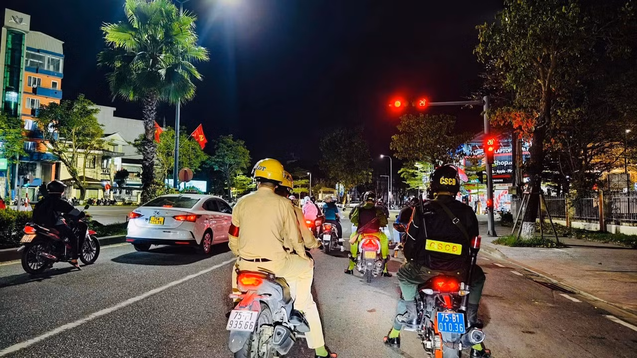 “Tổ tuần tra thanh niên” góp phần giữ gìn an ninh, trật tự Cố đô Huế về đêm -0